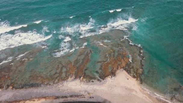 Воздушный Полет Сверху Бирюзовый Океан Текстурой Пены Волнах Берегу Кораллового — стоковое видео