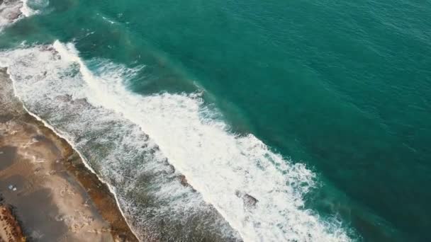 上の空中飛行 ターコイズブルーの海 サンゴ礁の海岸の波の上の泡の質感 空中フライバイ4Kビデオ — ストック動画