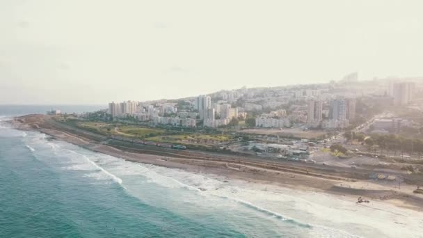 Беспилотник Пролетает Берегу Хайфы Израиль Вид Сверху Вниз Воздуха Видео — стоковое видео