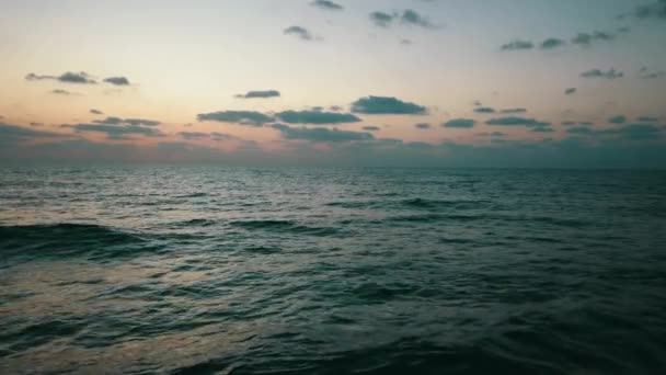 Landschap Zeegezicht Met Zonsondergang Wolken Luchtvlucht Boven Oceaangolven Video — Stockvideo