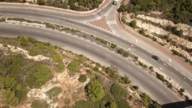 Küçük kıvrımlı bir otoban üzerinde uçmak yalnız arabalarla, bir köprüyle, etrafında yeşil ağaçlarla