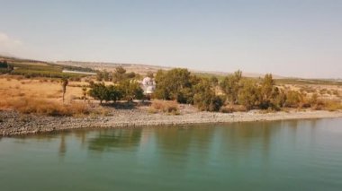 On iki havarinin Ortodoks Kilisesi. Celile Denizi. Capernaum. Havadan Dolly