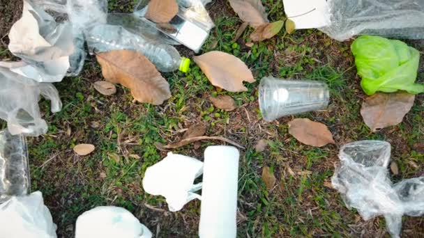 Montón Basura Esparcida Por Hierba Concepto Contaminación Ambiental Vídeo — Vídeos de Stock