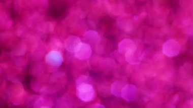 Violet Mutlu Noeller sihirli gece lambaları arka planı. Göz kamaştırıcı bir duvar kağıdı. Yılbaşı, yıldönümü kutlamaları ve düğün törenleri için gösterişli full HD video..