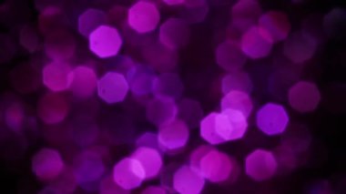 Violet Mutlu Noeller sihirli gece lambaları arka planı. Göz kamaştırıcı bir duvar kağıdı. Yılbaşı, yıldönümü kutlamaları ve düğün törenleri için gösterişli full HD video..