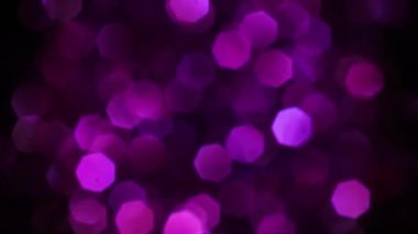 Violet Mutlu Noeller sihirli gece lambaları arka planı. Göz kamaştırıcı bir duvar kağıdı. Yılbaşı, yıldönümü kutlamaları ve düğün törenleri için gösterişli full HD video..