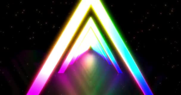 ネオンカラーの三角形のトンネルを輝く レーザーショーの背景がループした 紫外線青紫色のスペクトル4Kでシームレスにループアニメーション 仮想現実デザイン3Dレンダリング — ストック動画