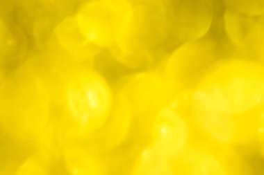 Bokeh ışıkları olan altın parıltılı şenlik arka planı. Yeni yıl, Noel tatili ve Sevgililer Günü için kutlama konsepti.