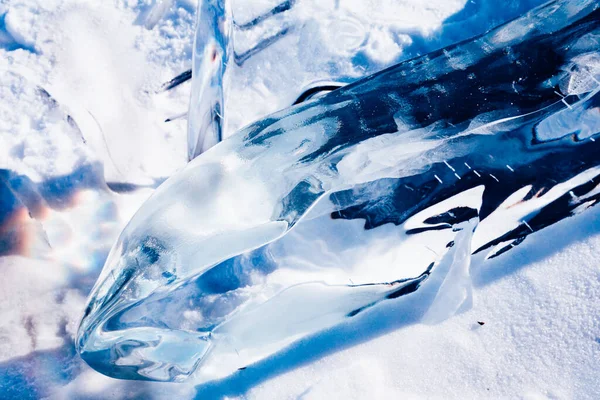 太陽の下で氷の塊が輝いている 北極の冬の背景 海岸沿いの冬の氷 — ストック写真