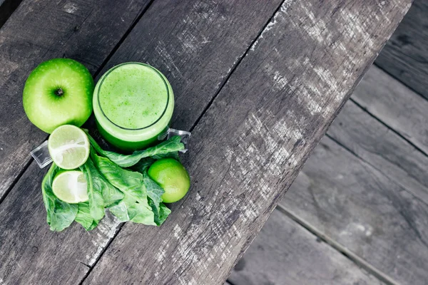 Πράσινο Smoothie Μήλου Ποτήρι Και Φύλλα Kale Ρουστίκ Ξύλινο Τραπέζι — Φωτογραφία Αρχείου