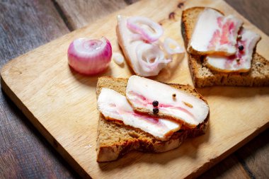 Tahtada siyah ekmek ve soğan olan domuz yağı..