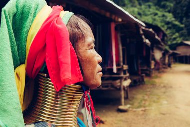 Kuzey Tayland 'daki kabile köyündeki evinin önünde uzun boyunlu bir kadın bezi dokuyordu..