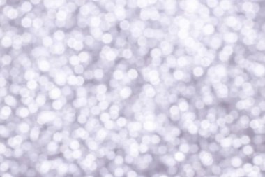 Bokeh ışıkları olan gümüşi ışıltılı bir arka plan. Yeni yıl, Noel tatilleri ve yıldönümleri için kutlama konsepti.