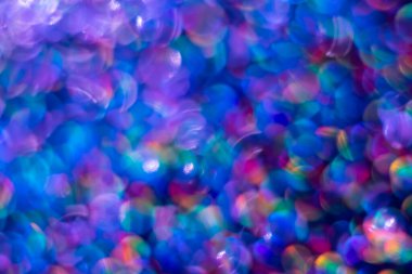 Gökkuşağı mavisi ışıltılı arka plan ve Bokeh ışıkları. Yeni yıl, Noel tatilleri ve yıldönümleri için kutlama konsepti.