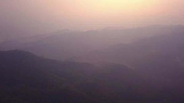 Belo nascer do sol sobre montanhas florestais selvagens de manhã no Laos. Vídeo aéreo voando sobre montanhas . — Fotografia de Stock