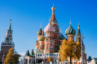 Moskova Kremlin, Rusya 'nın ünlü Spasskaya Kulesi. Mavi gökyüzü arka planında Spasskaya kulesi. Eski Kremlin Moskova 'nın ana simgesidir. Güneş ışığındaki Spasskaya kulesinin güzel manzarası.