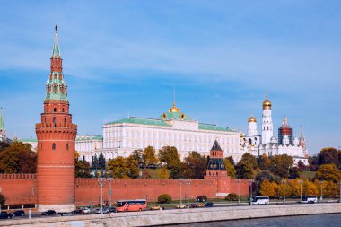 Moskova Kremlin Sarayı, Grand Kremlin Sarayı, Katedraller ve Moskva Rıhtımı 'na karşı nazik