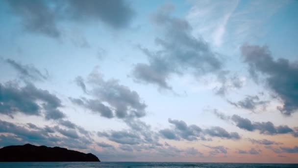 Denizde kızıl gün batımı. Bulutlu mavi ve pembe bir gökyüzü. Yaz günbatımı deniz manzarası. 4k Video. — Stok video