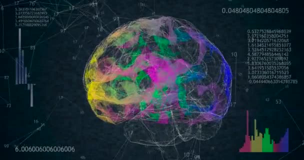 Roterande 360 låg polygonal hjärna 3D-modell på svart bakgrund med animerade siffror och diagram. 4k animation — Stockvideo