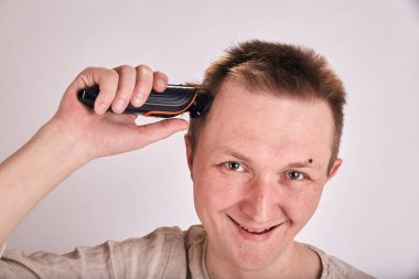 Covid-19 'da tek başına saçını kestirirken. Kişisel salgın yaşam tarzı.