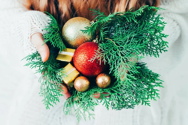 Noel Yeni Yıl Hediye Paketi Kadınların Elinde — Stok fotoğraf