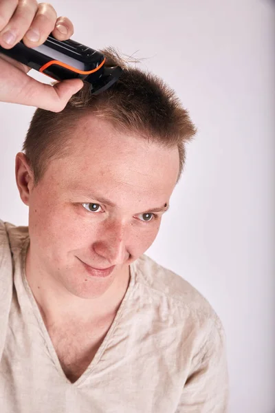 Homem Cortando Cabelo Sozinho Casa Enquanto Covid Estilo Vida Auto — Fotografia de Stock