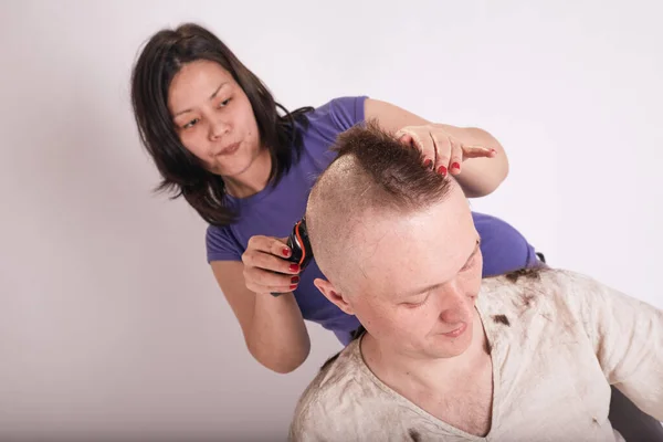 Kadın Covid Karantinadayken Kocası Için Saçını Kestiriyor Kişisel Soyutlanma Aile — Stok fotoğraf