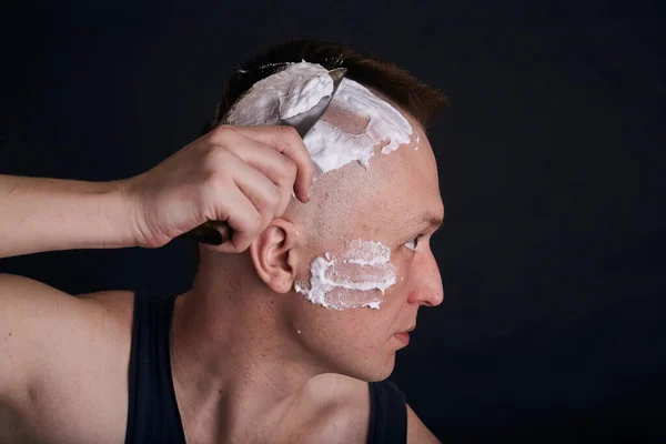 Homem Cortando Cabelo Sozinho Casa Enquanto Covid Estilo Vida Auto — Fotografia de Stock