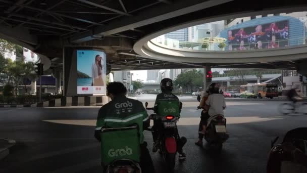 방콕 - 2020 년 4 월 6 일: 코로나 바이러스 병 COVID-19 전염병으로 방콕 시내에 있는 도로 아래에 차량과 오토바이가 많지 않은 텅 빈 도로. — 비디오