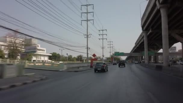 Μπανγκόκ Ταϊλάνδη - 06 Απριλίου 2020: Κενό δρόμο κάτω από αυτοκινητόδρομο με λίγα αυτοκίνητα και motobikes, στο κέντρο της πόλης μετά το κλείδωμα Μπανγκόκ πόλη λόγω της νόσου coronavirus COVID-19 πανδημία κάτω από την εθνική οδό. — Αρχείο Βίντεο