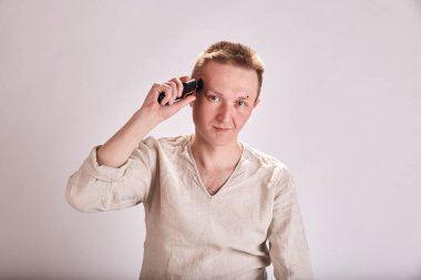 Covid-19 'da tek başına saçını kestirirken. Kişisel salgın yaşam tarzı.