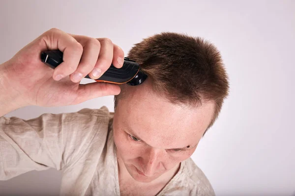 Covid Tek Başına Saçını Kestirirken Kişisel Salgın Yaşam Tarzı — Stok fotoğraf