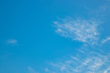 Soyut bulanık arkaplan. Mavi gökyüzü, beyaz bulutlar ve güneş ışığı..