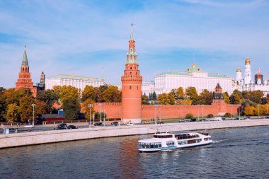 Moskova Kremlin Sarayı, Grand Kremlin Sarayı, Katedraller ve Moskva Rıhtımı 'na