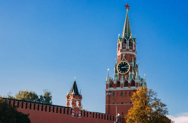 Kremlin Duvarı ve Spasskaya Kulesi Sonbahar öğleden sonra