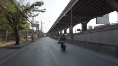 Bangkok Tayland - 06 Nisan 2020: Otoyolun altındaki boş cadde, Bangkok şehir merkezinde Coronavirus hastalığı COVID-19 salgını nedeniyle otoyolun altında çok fazla araba ve motosiklet bulunmuyor..