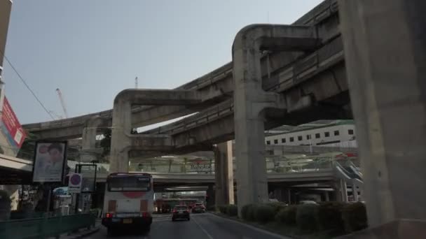 Bangkok Thailand - April 06, 2020: Empty street under highway with not many cars and motobikes, in downtown lockdown Bangkok city due to coronavirus disease COVID-19 pandemic under the highway. — Stock Video