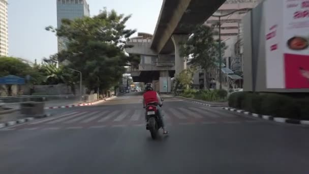 Bangkok Tajlandia - 06 kwietnia 2020: Start rowerzystów od skrzyżowania pod autostradą z niewieloma samochodami i motobikami, zamknięcie miasta Bangkok z powodu choroby koronawirusowej COVID-19 pandemii pod autostradą. — Wideo stockowe