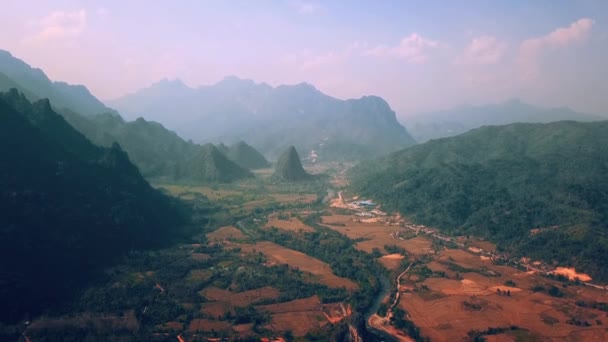 Piękny wschód słońca nad dzikimi górami leśnymi i doliną rzeki rano w Laosie. Krajobraz Wideo lotnicze przelatujące nad górami. — Wideo stockowe