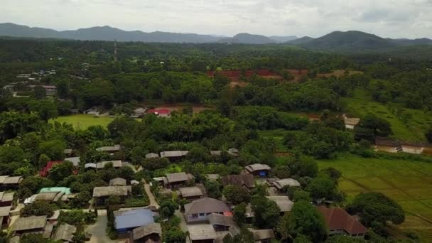 Letecký pohled na zelené údolí s horkým pramenem rekreační centrum. Scénická zelená kopečky - panorama 4k — Stock video