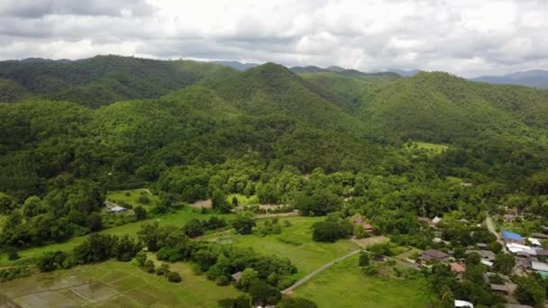 Vue aérienne de la vallée verdoyante avec centre de récréation des sources chaudes. collines verdoyantes panoramiques - panorama 4k — Video