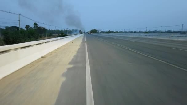 Grasfeuer. Große Flammen in der Nähe der Autobahn verbrennen Büsche und Stromkabel. Zerstörung durch Flächenbrände, Klimakrise. Verfilmung 4k — Stockvideo