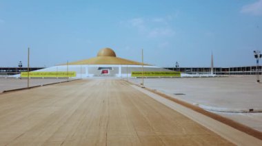 Bangkok Tayland - 06 Nisan 2020: Dhammakaya Cetiya stupa panorama view. Tayland 'da salgın patlak verirken meditasyon merkezinin önündeki boş bir yer. Çekim 4k.