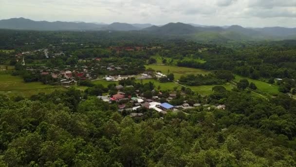Vue aérienne de la vallée verdoyante avec centre de récréation des sources chaudes. collines verdoyantes panoramiques - panorama 4k — Video