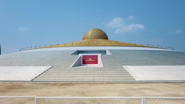 Bangkok Thaïlande - 06 avril 2020 : Dhammakaya Cetiya stupa panorama view. Lieu vide en face de la place de méditation pendant l'épidémie en Thaïlande. Images 4k. — Video