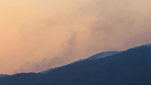 Timelapse incendios forestales en la montaña.. Grandes incendios forestales y humo en los bosques de montaña durante la sequía. Deforestación y crisis climática. Neblina tóxica de los incendios forestales. — Vídeo de stock