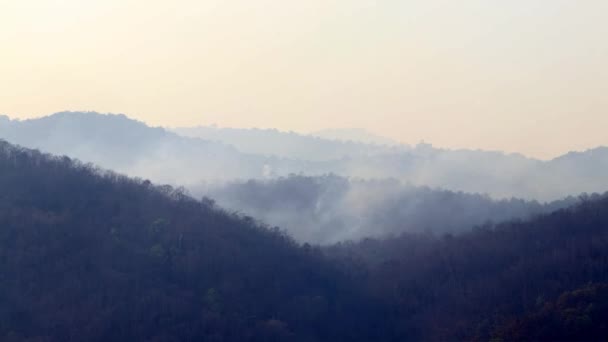 山中时间流逝的野火。干旱期间用野火进行空中消防。直升机扑灭了森林大火.森林砍伐和气候危机. — 图库视频影像