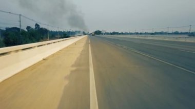 Tayland 'da orman yangını ve sis mevsimi varken dağ yolunda araba sürmek. Sürücü bakış açısı. POV sürücü görüntüsü 4K