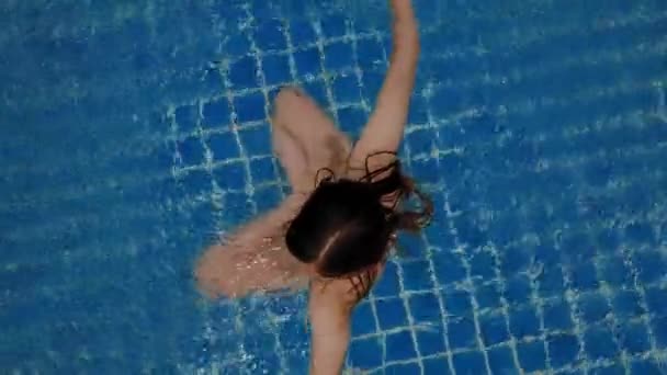 Junge Frau schwimmt im Freibad. Aktivitäten im Freien. Gesunder Lebensstil. Luftbild von oben 4k. — Stockvideo