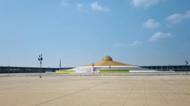 Bangkok Tayland - 06 Nisan 2020: Dhammakaya Cetiya stupa panorama view. Tayland 'da salgın patlak verirken meditasyon merkezinin önündeki boş bir yer. Çekim 4k.